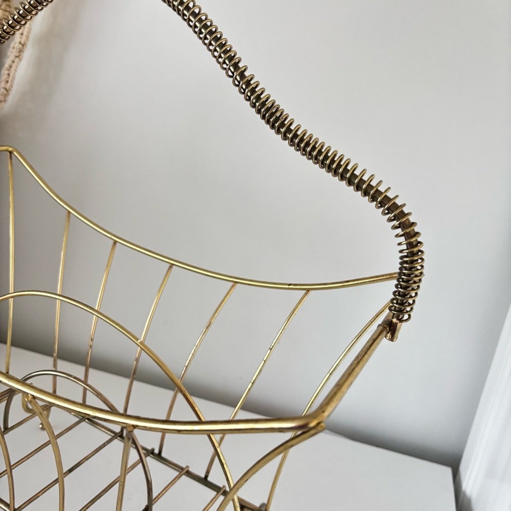 Mid-Century Modern (MCM) Atomic style magazine rack gold-toned spiral handle. - Picture 9 of 12